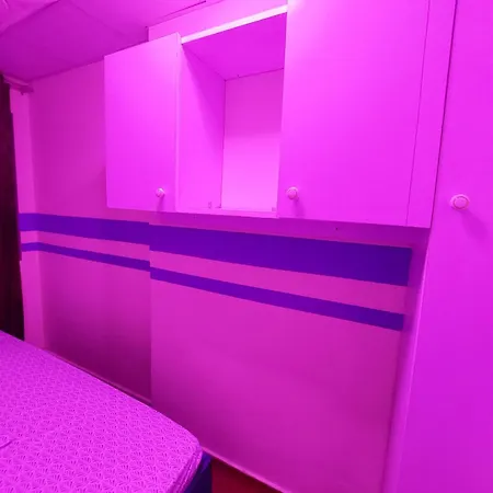 Benitah Capsule Hostel, Family Rooms And Partitions Dubai Exterior photo