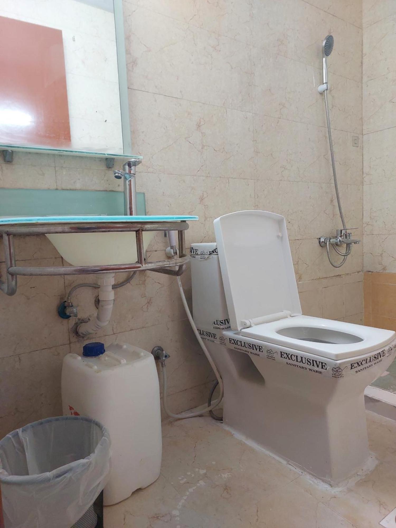 Benitah Capsule Hostel, Family And Partitions